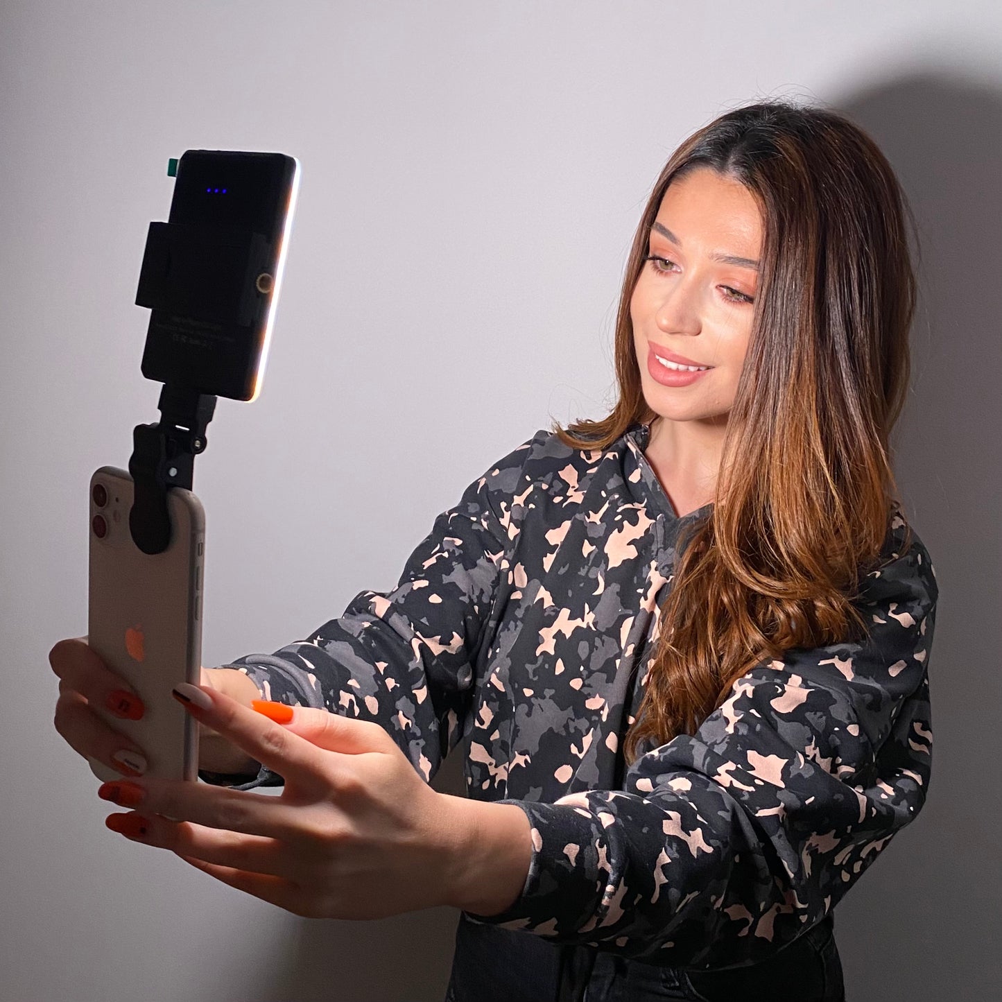 Lumina LED pt Poze, Video puternica 5W cu 60 Leduri, ajustabila cu 3 tipuri de lumina (cald/rece/mix), baterie de 2000mAh, suport si clema pentru telefon sau laptop